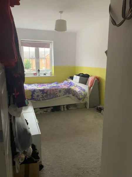 2 Bed First Floor Flat Storrington Near Schools