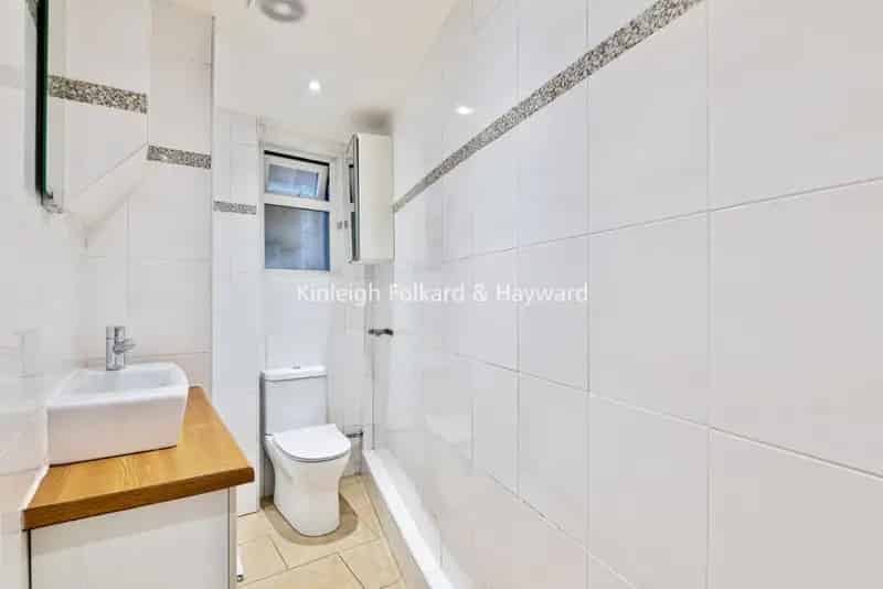 Refurbished Double Studio with Wooden Floors and Fitted Kitchen