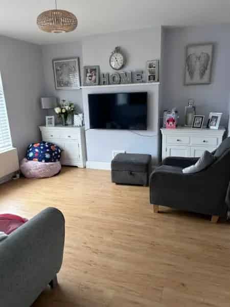 3 Bed Semi Detached House Near London Amenities