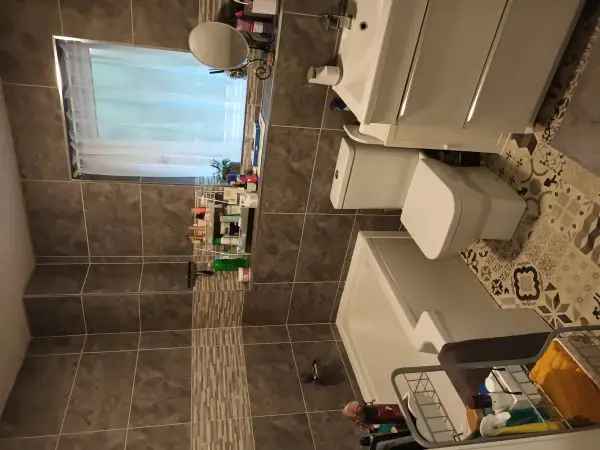 2 Bed Flat 3rd Floor Large Lounge Galley Kitchen