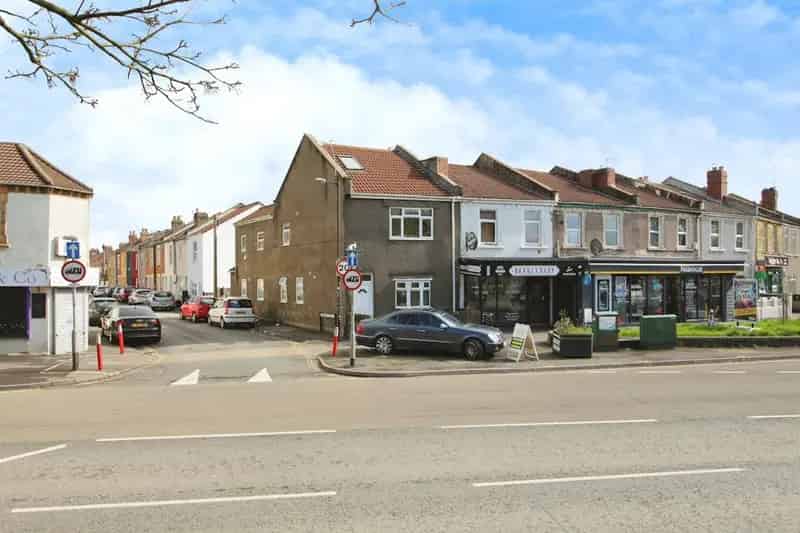 Spacious 3-Bed Flat Near Parson Street Station