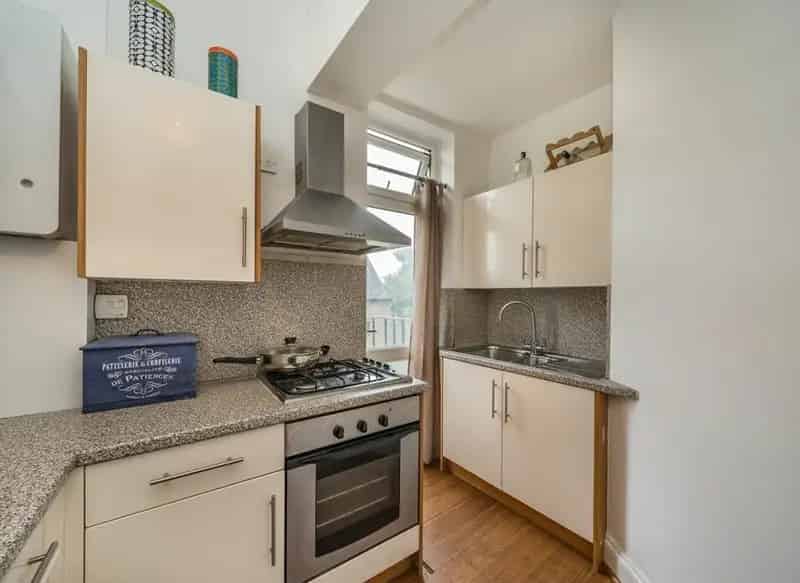 Stunning 1-Bed Flat near Streatham Common with Balcony and Parking