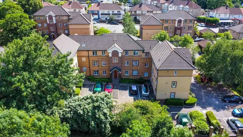 2 Bedroom Ground Floor Flat for Sale in St Annes Park Bristol