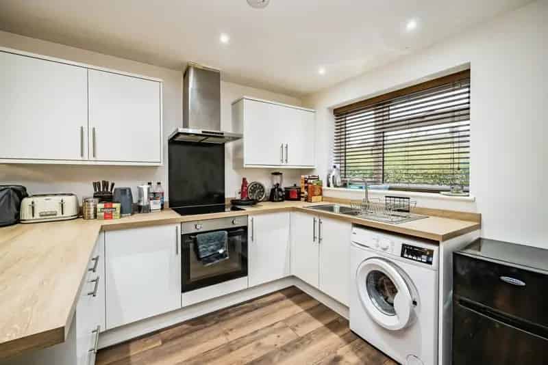 Modern 2-Bed End Terrace House with Garden and Parking