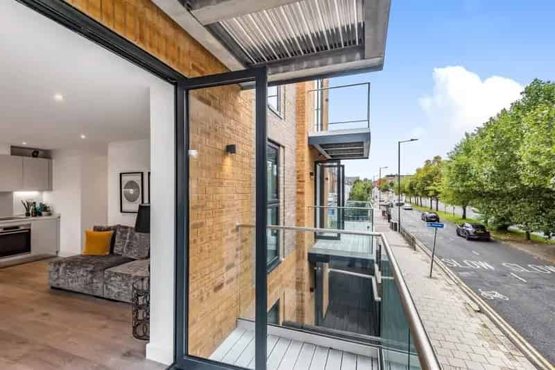 2 Bedroom Apartment with En-Suite, 2 Balconies, and Lift Access