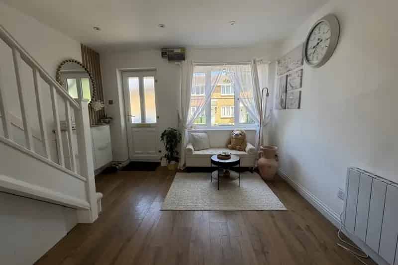 Two Bedroom House for Rent Lavender Grange Aylesbury Zero Deposit Available
