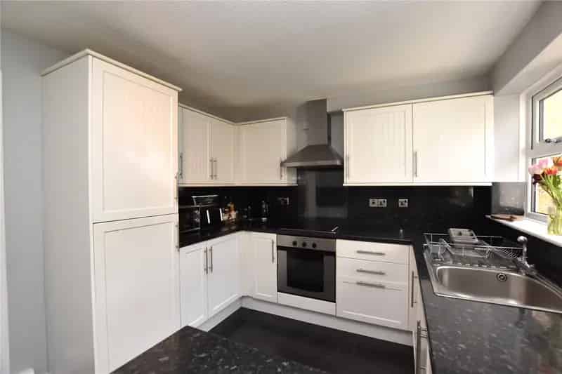 3 Bedroom House with Parking and Garage Near Train Station