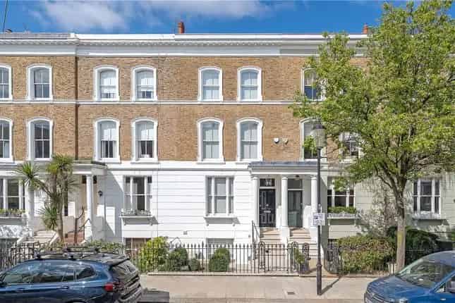 Stunning 4-Bedroom Family Home in London W8