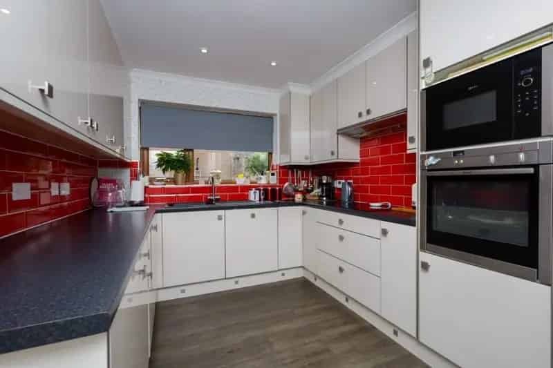 Four Bedroom Detached House with Garage and Garden