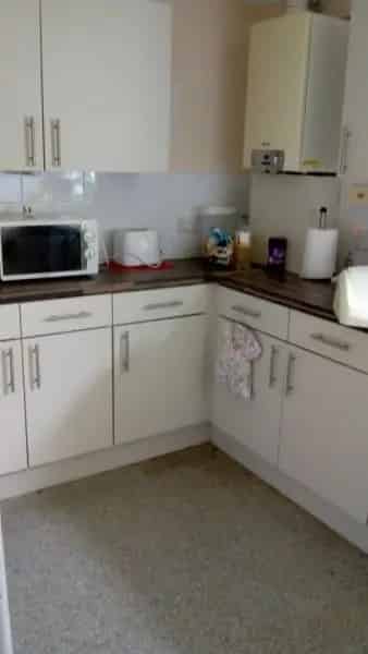 2 Bed Ground Floor Flat Near Shops and Schools