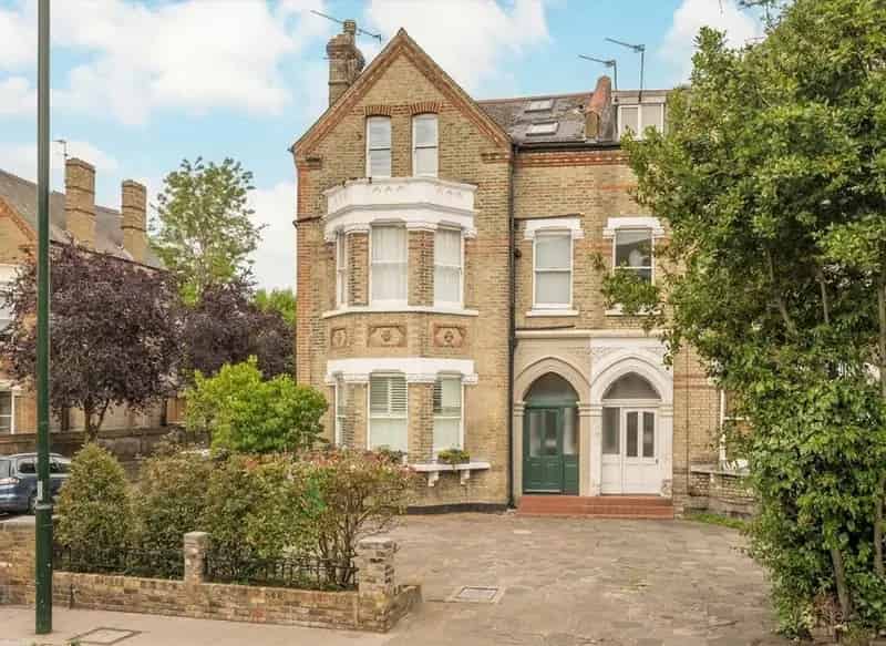 2 Double Bedroom Apartment with Mezzanine Levels Near St Margarets Station