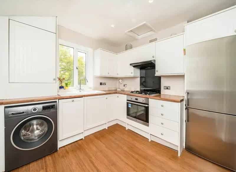 Newly Refurbished 2 Bed Split Level Apartment with Terrace