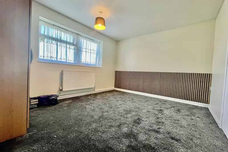 Bramley Ground Floor Flat Unfurnished Parking Zero Deposit