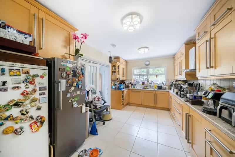 Three-Bedroom Family Home 1910 sq ft Garage Parking
