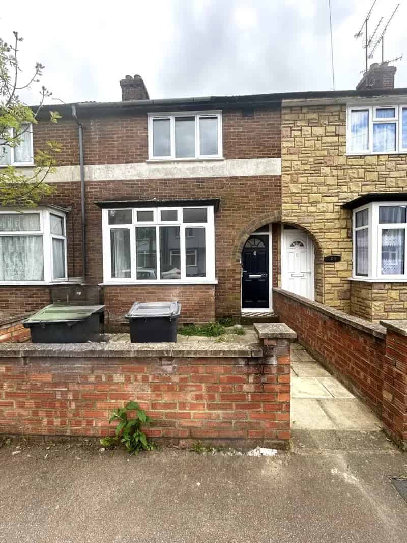 House For Rent , Connaught Road, Luton, England