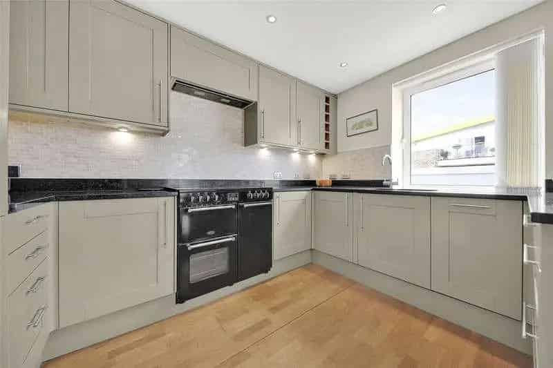 2 bed flat for sale