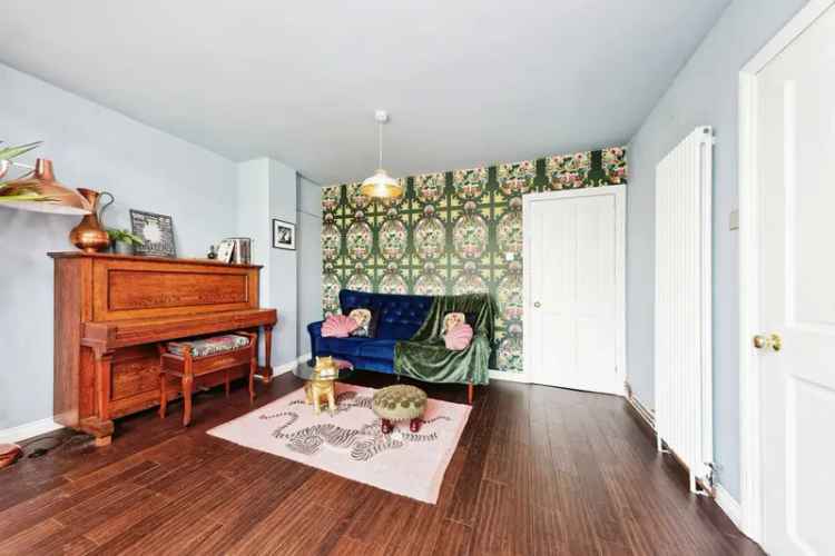 Charming 3-Bedroom Cottage with Modern Amenities and Expansive Garden