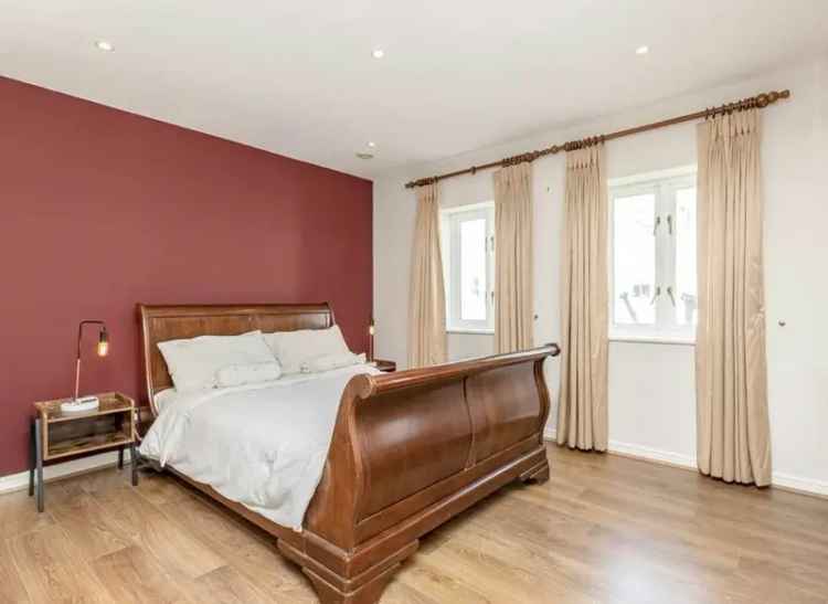 2 Double Bedroom Apartment Top Floor Lift Communal Gardens En Suite