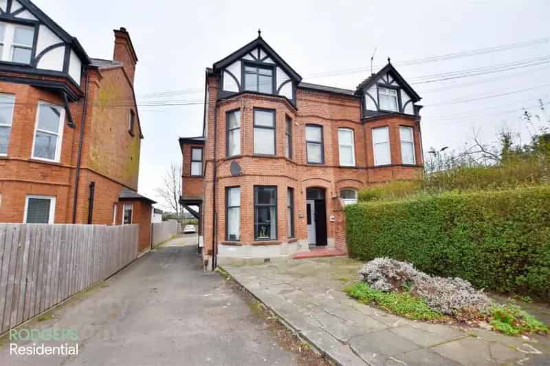 Ground Floor One Bedroom Apartment Fully Furnished Modern Kitchen Parking
