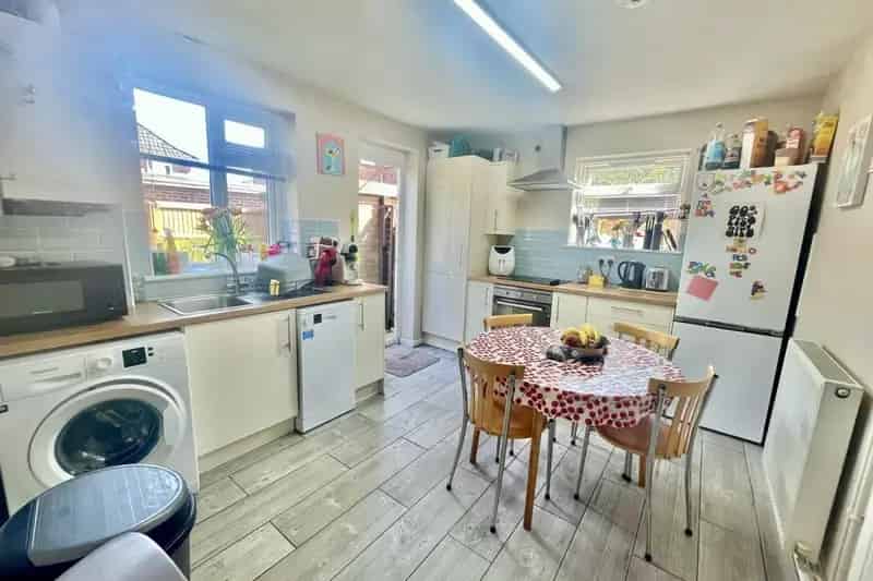 4 Bed 2 Bath House with Parking and Garden