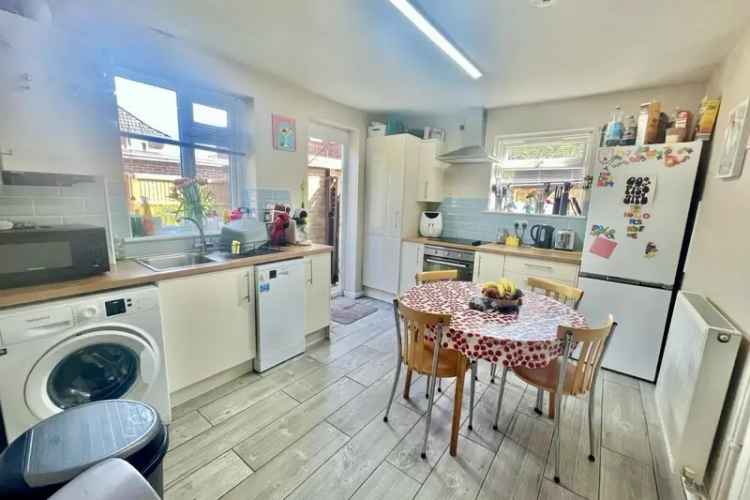 4 Bed 2 Bath House with Parking and Garden