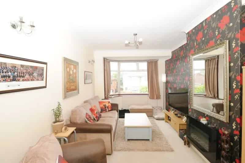 3 Bed House with Detached Garage and Modern Conveniences