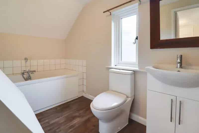 2 Bed Flat for Sale Ascot 24ft Living Room 2 Bathrooms Ample Parking