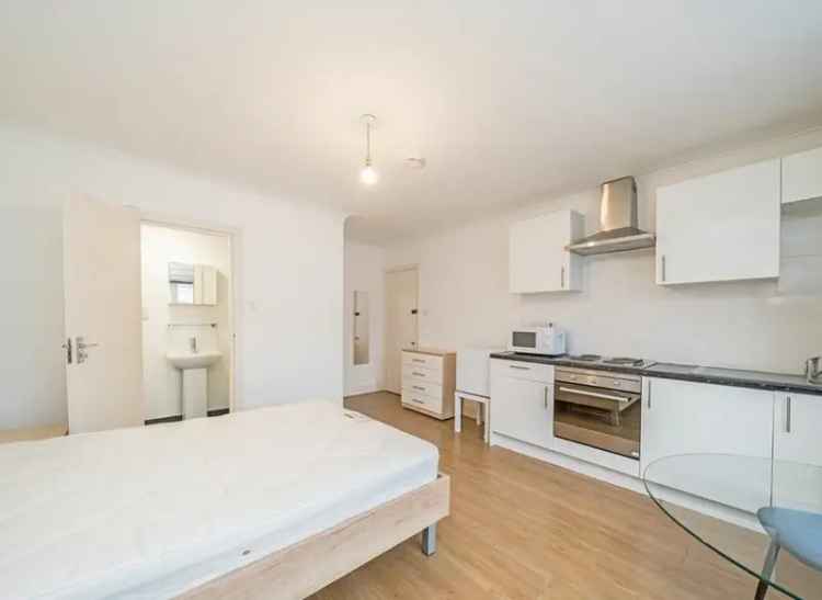 Bright Kensington Studio Apartment Near Tube Stations