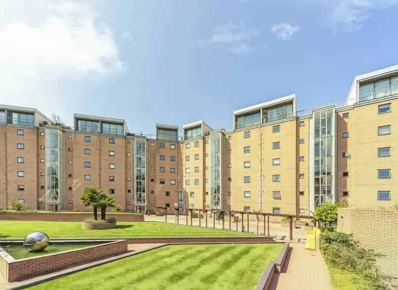 Canary Wharf 2-Bed Apartment Water Views Secure Parking