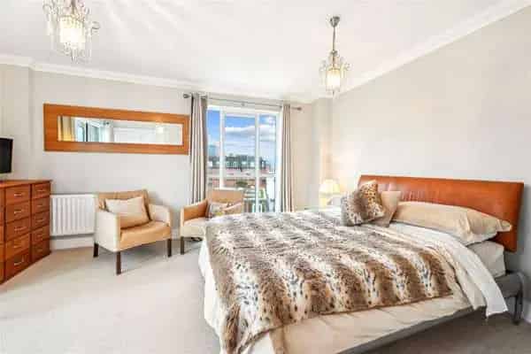 Spacious Apartment with Balcony in London SW1P
