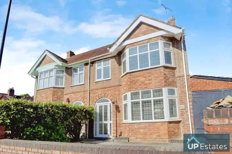 3 Bedroom Semi-Detached House To Rent