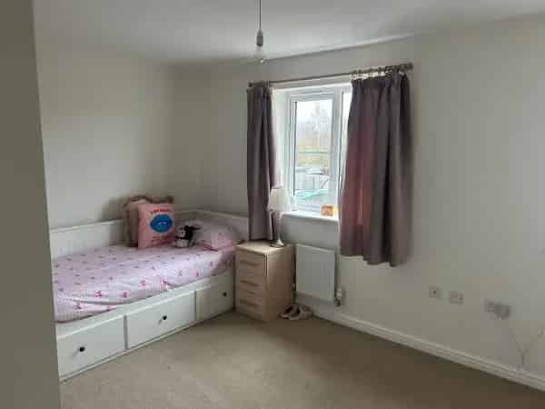 2 Bed Semi-Detached House Near Park with Parking