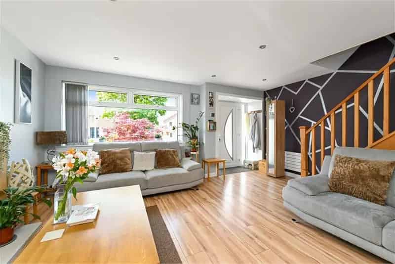 3 Bed Semi-Detached House with Garage and Garden