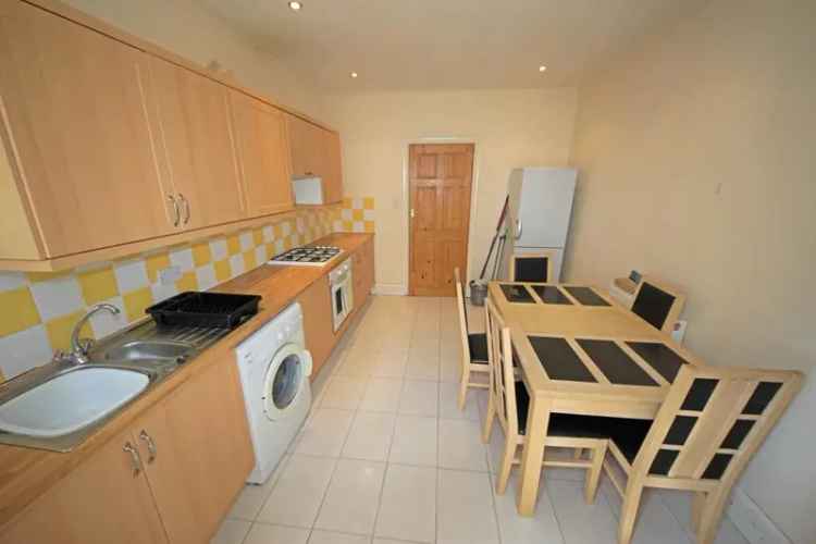 5 Bedroom Student Maisonette Near Shops and Bus Routes