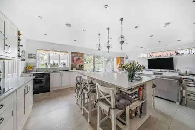 7 Bedroom House for Sale in Cricklewood London NW2