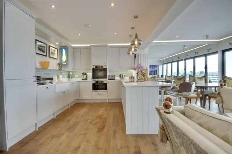 2 Bedroom Penthouse Apartment with Harbour Views