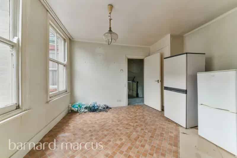 Three Bedroom House with Two Reception Rooms and Garden