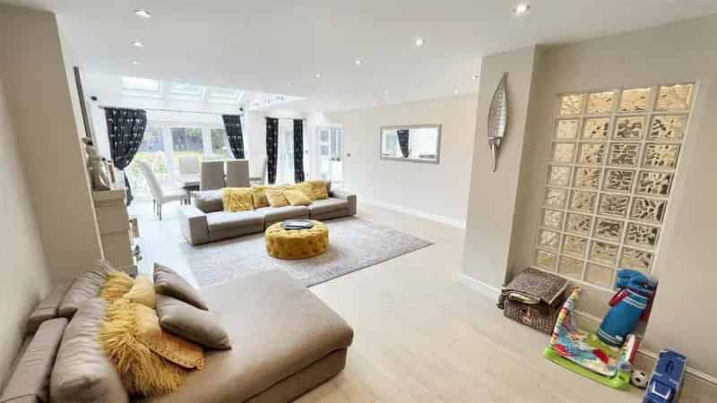 5 Bedroom Semi-Detached House for Sale