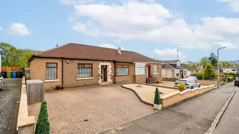3 Bedroom Semi-Detached House for Sale in Giffnock
