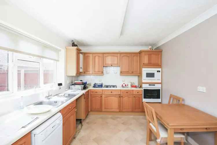 2 Bed Detached Bungalow with Garage and Conservatory