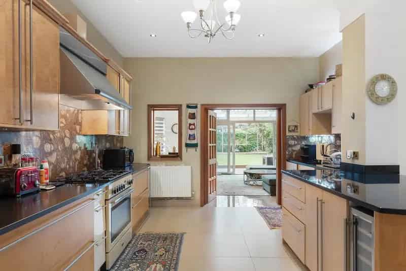 4 Bedroom Detached House for Sale in Ealing