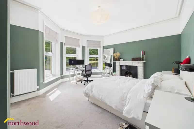 Northwood Apartment: Parking Gas Central Heating Double Bedroom