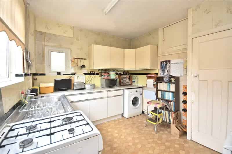 Spacious Semi-Detached House Near Schools