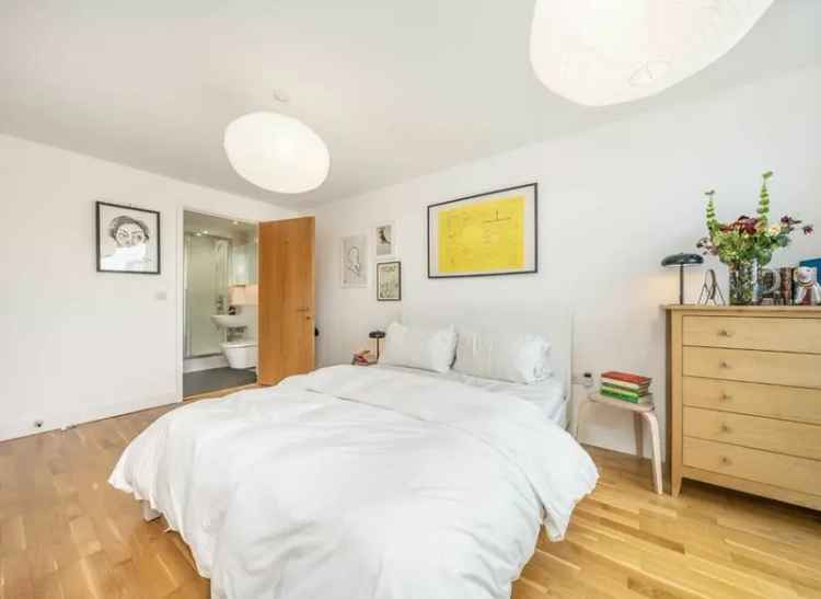 Flat For Sale in London, England