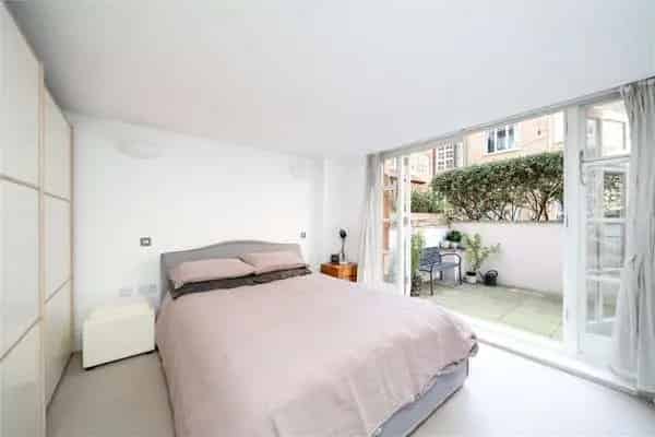 Battersea One-Bedroom Flat with Patio Garden and Parking