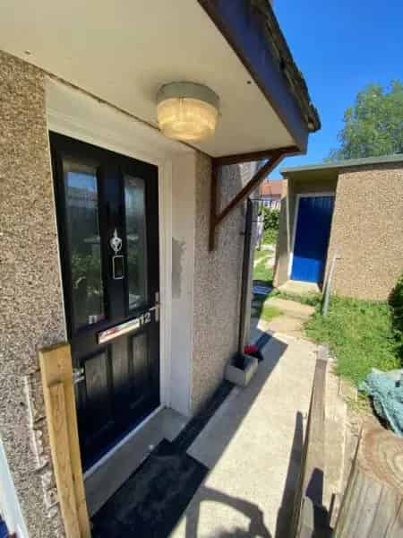 2 Bed Flat Top Floor Private Entrance Gated Parking Pets Allowed