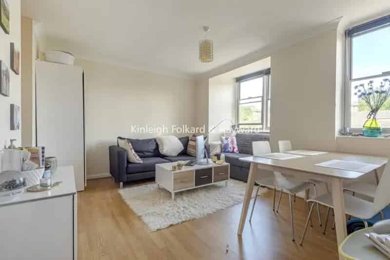 One Bedroom Apartment near Primrose Hill and Belsize Park with Parking