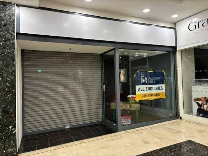 Retail Unit in Bustling Shopping Centre