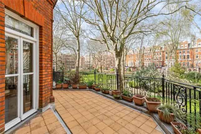 2-Bed Flat for Sale in Bramham Gardens SW5 Balcony Roof Terrace