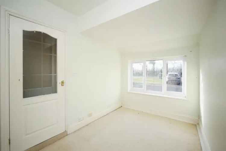 Three Bed Detached House Studley Close to Schools and Shops
